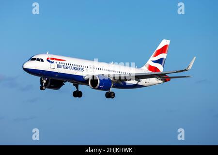 British Airways Airbus A320-251N (Reg.: G-TTNN) in arrivo per l'atterraggio in tarda serata. Foto Stock