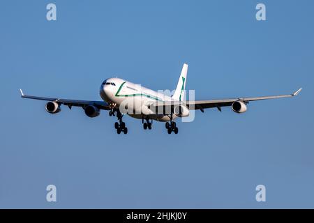 Air X Charter Airbus A340-313X (Reg.: 9h-BIG) pista di atterraggio 31 in serata. Foto Stock