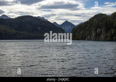 Der Alpsee bei starkem Wind mit gekräuslter Wasseroberfläche Foto Stock