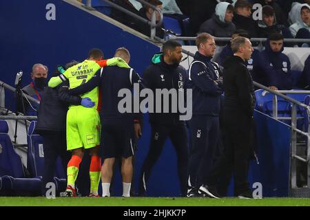 Cardiff, Regno Unito. 30th Jan 2022. Lewis Graban di Nottingham Forest è preso di feriti come Steve Cooper, il Nottingham Forest manager (r) e il suo assistente Alan Tate guardare sopra. EFL Skybet Championship Match, Cardiff City contro Nottingham Forest al Cardiff City Stadium di Cardiff, Galles, domenica 30th gennaio 2022. Questa immagine può essere utilizzata solo a scopo editoriale. Solo per uso editoriale, licenza richiesta per uso commerciale. Nessun uso in scommesse, giochi o un singolo club / campionato / giocatori pubblicazioni. pic di Andrew Orchard / Andrew Orchard sport fotografia / Alamy Live news Foto Stock