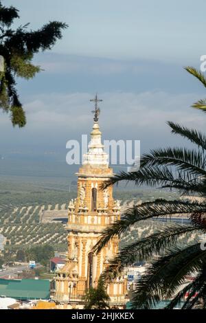 Vista verticale della Torre de la Victoria (monumento nazionale) dalla collina di San Cristobal a Estepa, uno dei più bei villaggi di Siviglia Foto Stock