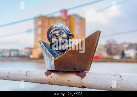 Statuette in bronzo in miniatura di un homlin in una barca. Kaliningrad, Russia - 17 gennaio 2022. Foto Stock