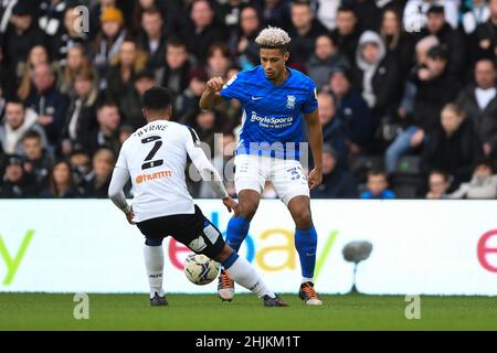 DERBY, REGNO UNITO. JAN 30th Lyle Taylor di Birmingham batte con Nathan Byrne della contea di Derby durante la partita del campionato Sky Bet tra Derby County e Birmingham City al Pride Park di Derby domenica 30th gennaio 2022. (Credit: Jon Hobley | MI News) Credit: MI News & Sport /Alamy Live News Foto Stock