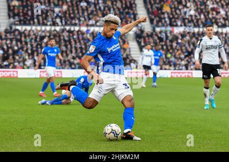 DERBY, REGNO UNITO. GEN 30th Lyle Taylor di Birmingham City si allinea a un incrocio durante la partita del Campionato Sky Bet tra Derby County e Birmingham City al Pride Park di Derby domenica 30th gennaio 2022. (Credit: Jon Hobley | MI News) Credit: MI News & Sport /Alamy Live News Foto Stock