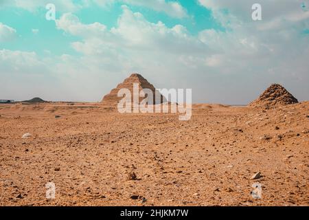 Diverse piramidi a Saqqara, a sud del cairo in egitto. Meno noto delle piramidi di giza, un sito con diverse piccole piramidi che si crede siano t Foto Stock