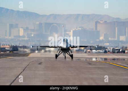 Un F-16 Falcon assegnato al 16th armi Squadron, la US Air Force Weapons School, ritorna da una missione alla base dell'aeronautica di Nellis, Nevada, 5 gennaio 2022. Ogni sei mesi, la scuola diploma circa 100 ufficiali di armi e specialisti arruolati che sono esperti di sistemi tattici, istruttori di armi e leader di Airmen. Foto Stock