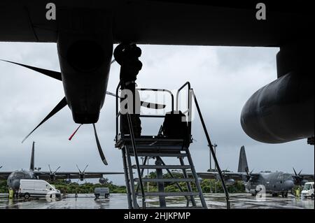 Un Airman degli Stati Uniti assegnato allo Squadrone di manutenzione di aeromobili per operazioni speciali 353rd esegue la manutenzione di preflight su un MC-130J Commando II assegnato allo Squadrone per operazioni speciali 1st alla base aerea di Kadena, Giappone, 6 gennaio 2022. Come unica unità di comando delle operazioni speciali dell'aeronautica degli Stati Uniti nel Pacifico, il Gruppo delle operazioni speciali 353rd è il punto focale per le attività di aviazione delle operazioni speciali nel teatro di comando Indo-Pacific degli Stati Uniti. Foto Stock