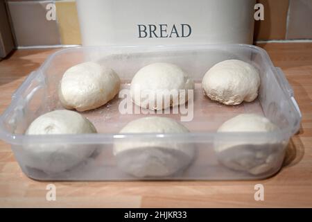 palle di pasta per pizza proving, ricetta per pizza Foto Stock