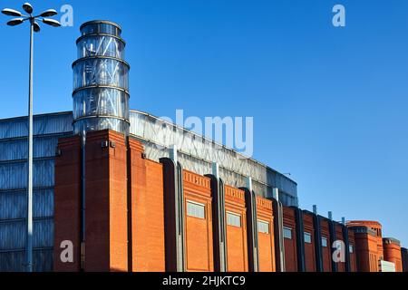 Torre di un edificio ristrutturato di una vecchia birreria nella città di Poznan Foto Stock