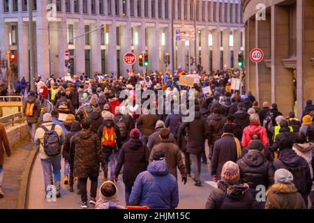 Francoforte: Grande manifestazione contro le misure Corona. L'organizzatore stima il numero di partecipanti a 20.000 Foto Stock