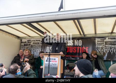 Derry, Regno Unito. 30th Jan 2022. Sanguinoso Domenica 50th anniversario marzo Avvio di un Central Drive a Creggan la marcia segue lo stesso percorso come ha fatto in 1972.Credit: Bonzo/Alamy Live News Foto Stock