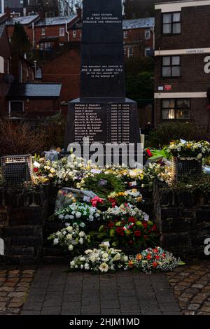 Derry, Regno Unito. 30th Jan 2022. Sanguinoso Domenica 50th anniversario marzo Avvio di un Central Drive a Creggan la marcia segue lo stesso percorso come ha fatto in 1972.Credit: Bonzo/Alamy Live News Foto Stock