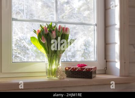 San Valentino o 8 marzo biglietto di auguri Festa della Donna, bouquet primaverile di tulipani sul davanzale Foto Stock