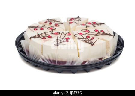 Cheesecake con gelatina di lamponi su piastra nera isolata su sfondo bianco . Cheesecake tagliata in pezzi uguali. Foto Stock