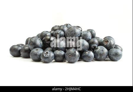 Mucchio di mirtilli isolato su abckground bianco. Deliziosi frutti di bosco Foto Stock