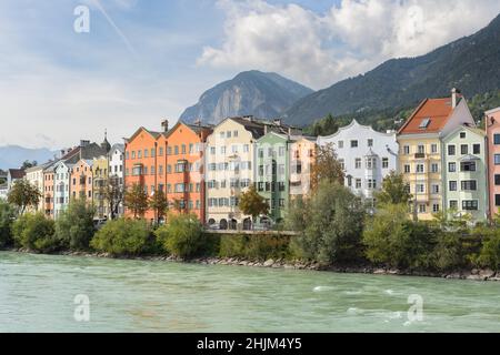 Splendida vista della città di Innsbruck con edifici colorati accanto al fiume Inn. Innsbruck viaggio destinazione paesaggio urbano Foto Stock