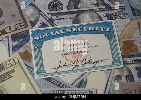 Una carta Fake Social Security sulla moneta prop US - concetto di Social Security Benefits Foto Stock