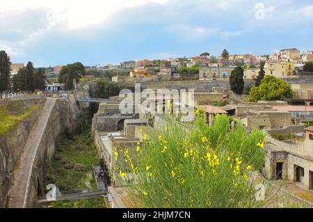 Una vista panoramica delle rovine di Ercolano, la famosa città romana che, insieme a Pompei, fu distrutta dall'eruzione del Vesuvio. Foto Stock