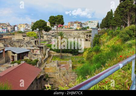 Una vista panoramica delle rovine di Ercolano, la famosa città romana che, insieme a Pompei, fu distrutta dall'eruzione del Vesuvio. Foto Stock