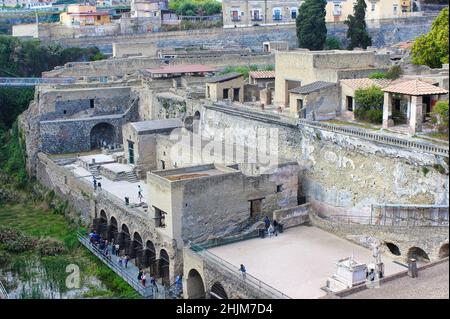 Una vista panoramica delle rovine di Ercolano, la famosa città romana che, insieme a Pompei, fu distrutta dall'eruzione del Vesuvio. Foto Stock