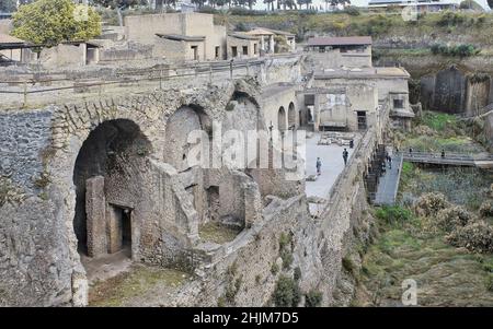 Una vista panoramica delle rovine di Ercolano, la famosa città romana che, insieme a Pompei, fu distrutta dall'eruzione del Vesuvio. Foto Stock