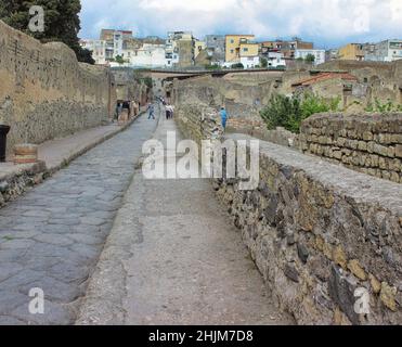 Strade e case dell'antica città romana di Ercolano distrutte dall'eruzione del Vesuvio nel 79AD. Patrimonio dell'umanità dell'UNESCO Foto Stock