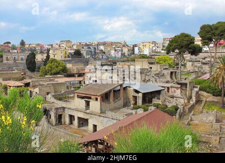 Una vista panoramica delle rovine di Ercolano, la famosa città romana che, insieme a Pompei, fu distrutta dall'eruzione del Vesuvio. Foto Stock