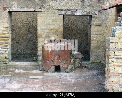 Strade e case dell'antica città romana di Ercolano distrutte dall'eruzione del Vesuvio nel 79AD. Patrimonio dell'umanità dell'UNESCO Foto Stock