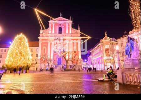 LUBIANA, SLOVENIA - 15 GENNAIO 2022: Vista sul Monumento Preseren e la Chiesa Francescana mentre la gente cammina sulla Piazza Preseren durante il Foto Stock