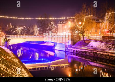 LUBIANA, SLOVENIA - 15 GENNAIO 2022: Vista sul ponte zoisova cesta e sul fiume Lubiana di notte Foto Stock