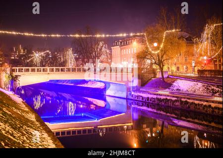 LUBIANA, SLOVENIA - 15 GENNAIO 2022: Vista sul ponte zoisova cesta e sul fiume Lubiana di notte Foto Stock