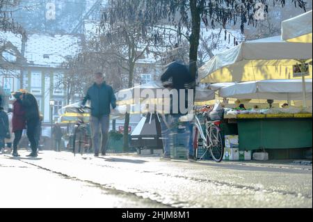 LJUBLJANA, SLOVENIA - 15 GENNAIO 2022: Vista sul mercato centrale di Plecnik Ljubljana mentre la gente sta acquistando verdure e frutta Foto Stock