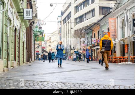 LUBIANA, SLOVENIA - 15 GENNAIO 2022: Vista sulla gente che cammina sulla strada Copova ulica fino a Piazza Preseren Foto Stock