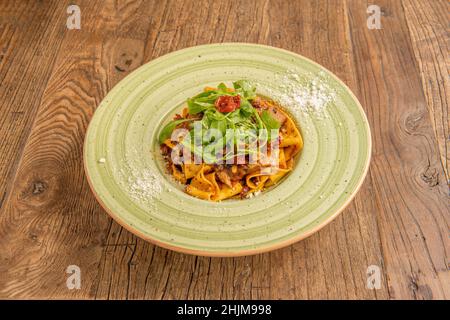 Deliziosa ricetta di cucina italiana passo a passo delle pappardelle bolognese fatte in casa, ragù un tipico piatto di pasta italiana Foto Stock