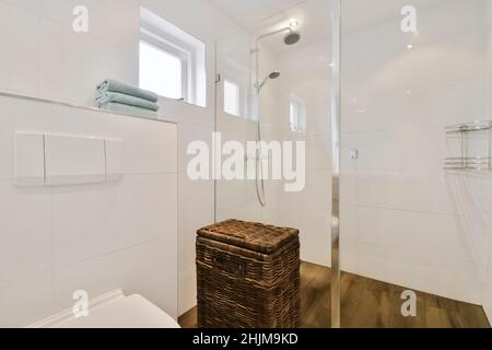 Bagno stupendo con pareti bianche e finestra Foto Stock