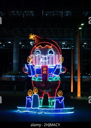 Medellin, Antioquia, Colombia - Gennaio 4 2022: Decorazione infantile di candele colorate di tenuta di luci Foto Stock