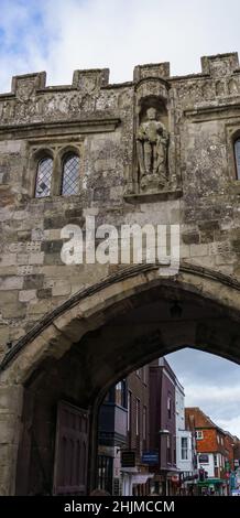 13th secolo High Street gate nel centro di Salisbury wiltshire Regno Unito Foto Stock