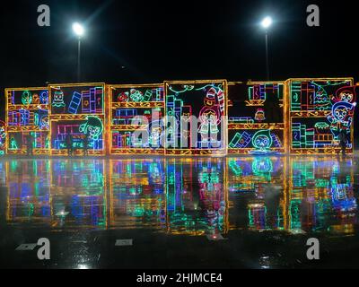 Medellin, Antioquia, Colombia - Gennaio 4 2022: Decorazioni natalizie con luci di notte di colore diverso Foto Stock