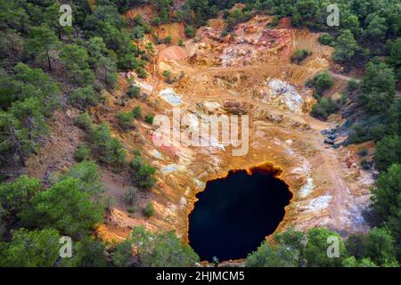 Abbandonata miniera a cielo aperto vicino a Mathiatis, Cipro. Vista aerea sul lago rosso acido e coloratissimi residui di mine lasciati dopo l'estrazione del minerale di pirite Foto Stock