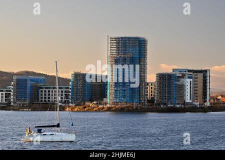 Gli edifici coperti da ponteggi come rivestimento vengono rimossi a Prospect Place, Cardiff Bay a Cardiff, Galles, Regno Unito. Foto Stock