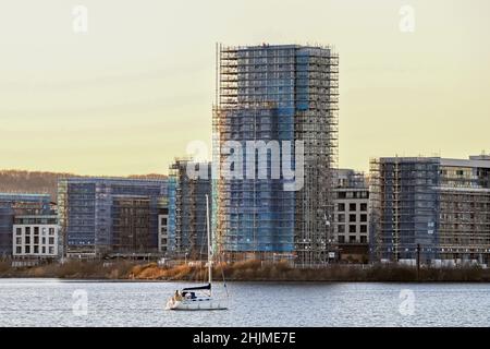 Gli edifici coperti da ponteggi come rivestimento vengono rimossi a Prospect Place, Cardiff Bay a Cardiff, Galles, Regno Unito. Foto Stock