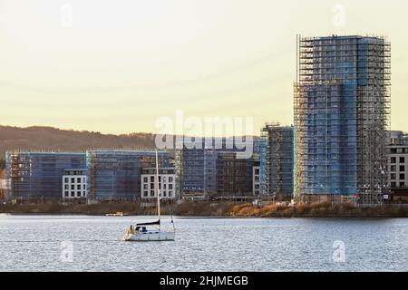 Gli edifici coperti da ponteggi come rivestimento vengono rimossi a Prospect Place, Cardiff Bay a Cardiff, Galles, Regno Unito. Foto Stock