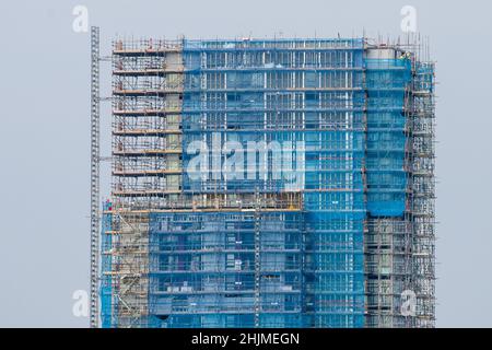 Gli edifici coperti da ponteggi come rivestimento vengono rimossi a Prospect Place, Cardiff Bay a Cardiff, Galles, Regno Unito. Foto Stock