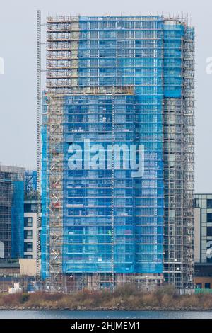 Gli edifici coperti da ponteggi come rivestimento vengono rimossi a Prospect Place, Cardiff Bay a Cardiff, Galles, Regno Unito. Foto Stock