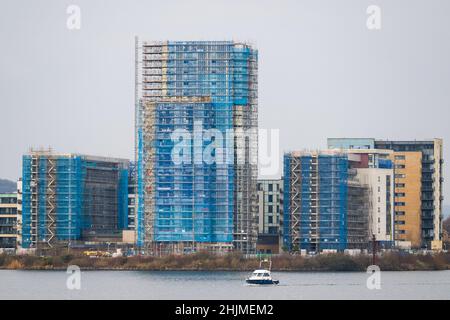 Gli edifici coperti da ponteggi come rivestimento vengono rimossi a Prospect Place, Cardiff Bay a Cardiff, Galles, Regno Unito. Foto Stock