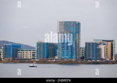 Gli edifici coperti da ponteggi come rivestimento vengono rimossi a Prospect Place, Cardiff Bay a Cardiff, Galles, Regno Unito. Foto Stock