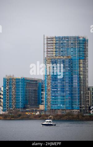 Gli edifici coperti da ponteggi come rivestimento vengono rimossi a Prospect Place, Cardiff Bay a Cardiff, Galles, Regno Unito. Foto Stock