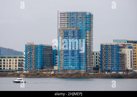 Gli edifici coperti da ponteggi come rivestimento vengono rimossi a Prospect Place, Cardiff Bay a Cardiff, Galles, Regno Unito. Foto Stock