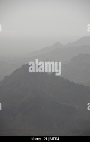 nebbiose creste di montagna del deserto in una giornata piovosa Foto Stock