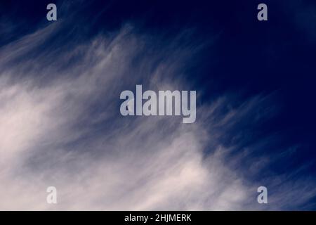 Una luna dell'ultimo quarto, a volte chiamata mezzaluna, condivide il cielo con le nubi di cirro spia sopra Santa Fe, New Mexico. Foto Stock